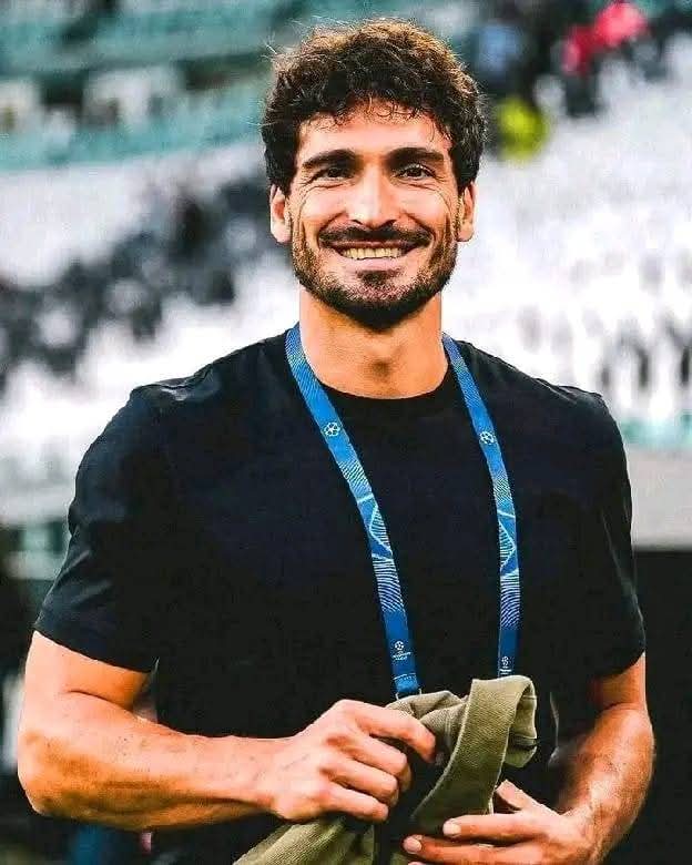 🖤💛 Mats Hummels Returns to Borussia Dortmund: A Defensive Legend Comes Home! Goosebumps in Dortmund! The Wall stands taller again – Mats Hummels is HOME. Experience, passion, and heart return to BVB. The legend is back where he belongs, ready to lead us into new battles! #HummelsBack #EchteLiebe