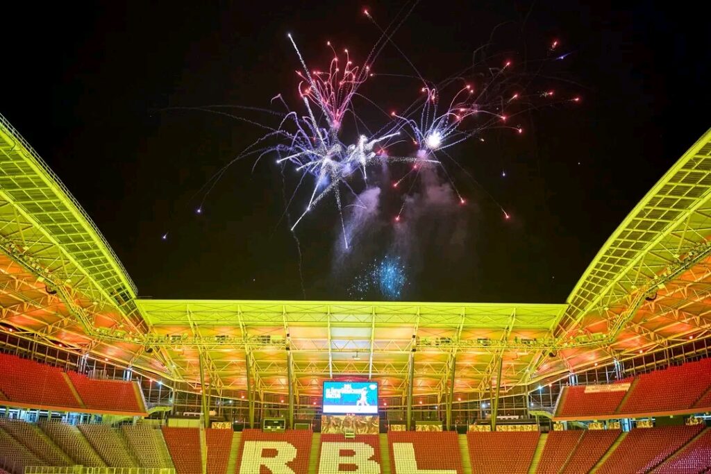 ✨🏮 MAGISCHE MOMENTE IN LEIPZIG! – DER GLÜHWÜRMCHENUMZUG VERZAUBERT DIE RED BULL ARENA 💫❤️