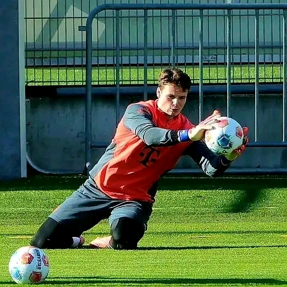 In einer echten Sensation vor dem Bundesliga-Knaller: Manuel Neuer, der erfahrene Kapitän und Rückhalt des FC Bayern, steht offenbar wegen einer Magen-Darm-Infektion auf Messers Schneide – ein möglicher Ausfall gegen SC Freiburg schockiert die Münchner Welt.