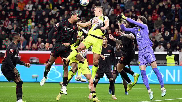 Borussia Dortmund hat am Samstag mit je einem Treffer in jeder Halbzeit einen späten Sturmlauf von Bayer Leverkusen überstanden und mit einem 2:1-Sieg die Gastgeber in der Bundesliga von Platz drei verdrängt.