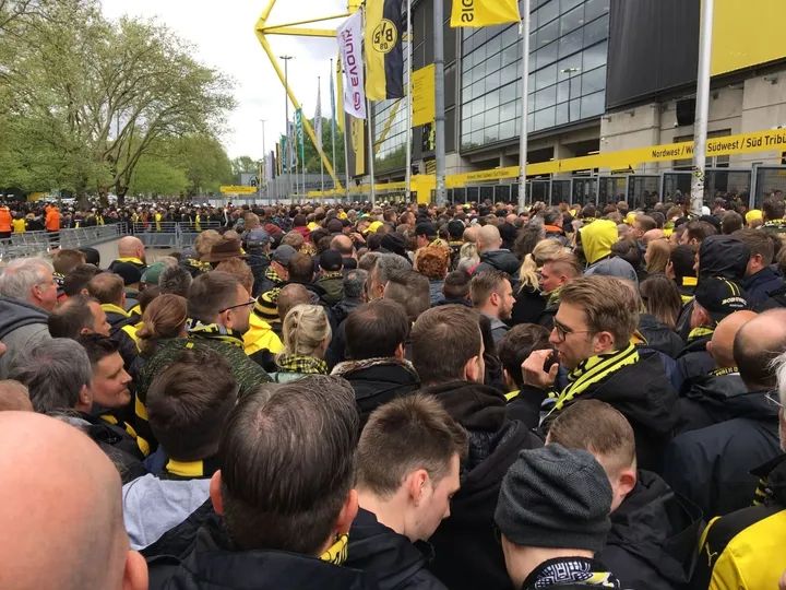 Headline: Schwerer Schicksalsschlag in Dortmund: Stille im Signal Iduna Park – Erinnerung, Schmerz und Hoffnung im Fokus