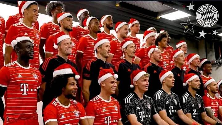 UNGLAUBLICHE WEIHNACHTSSENSATION IN MÜNCHEN! ✨ Am 30. November verwandelt sich die legendäre Allianz Arena in ein magisches Meer aus Licht und Emotionen – beim spektakulären Event **„München singt Weihnachtslieder“**! Tausende Menschen, Kerzen, Musik und pure Gänsehaut! Doch was an diesem Abend passieren soll, übertrifft jede Vorstellung – Insider sprechen von einer Überraschung, die München sprachlos machen wird! Was steckt hinter diesem geheimnisvollen Weihnachtsmoment, über den alle reden? ❄️ Ganz Deutschland blickt gespannt nach München!