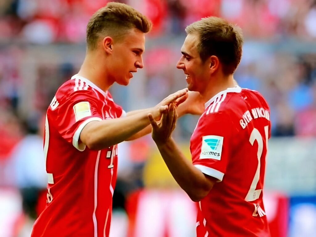 Philipp Lahm darüber, ob er Kimmich als Mittelfeldspieler oder Rechtsverteidiger sieht: „Joshua Kimmich hat bewiesen, dass er beide Positionen auf hohem Niveau spielen kann. Es hängt vielleicht auch vom Personal ab und davon, wer zur Verfügung steht. Ich sehe ihn tatsächlich als Achter, mit einem Sechser an seiner Seite. Das wäre meine Idealposition für Joshua Kimmich.“