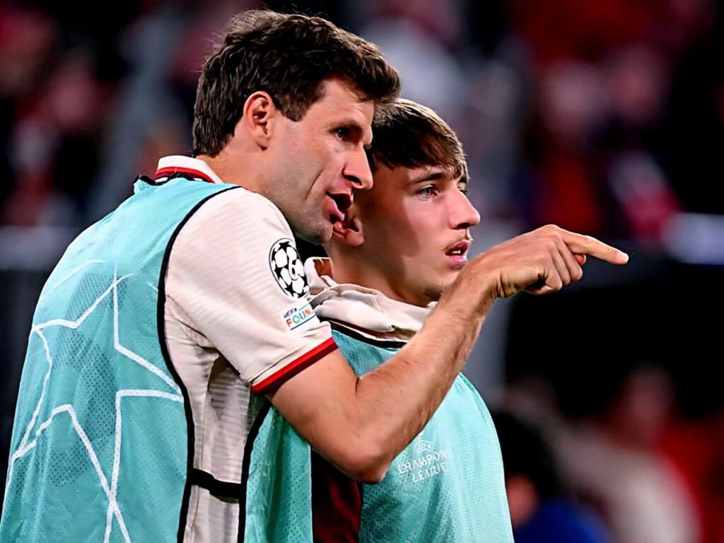 🗣 Thomas Müller über Lennart Karl: „Lennart spielt gerade mit erfrischender Energie; er schießt Tore und ist an wichtigen Aktionen beteiligt. Man sieht, dass er es genießt, hart daran zu arbeiten, sich zu verbessern, und dabei auch Spaß am Spiel hat. Besser zu werden ist das eine; sich zu verbissen darauf zu konzentrieren das andere. Ich glaube, sie finden gerade eine gute Balance.“