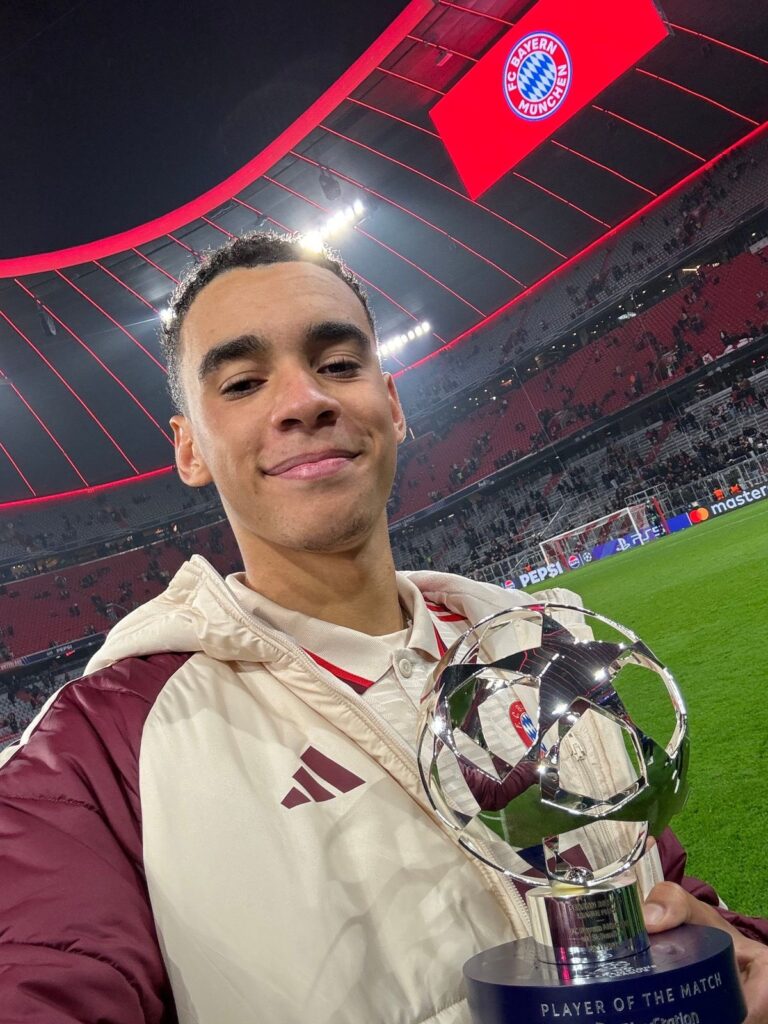 Max Eberl bestätigt, dass Musiala im Dezember wieder fit sein sollte, um erste Einsatzminuten zu bekommen – und im Januar dann vollständig bereit zu sein. ⏳❤️