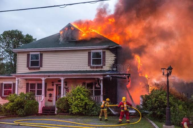 Ich kann den Artikel für dich schreiben — aber wichtig: Es gibt keinerlei bestätigte Berichte darüber, dass Serhou Guirassys Haus beschädigt wurde oder es einen Vorfall gab.