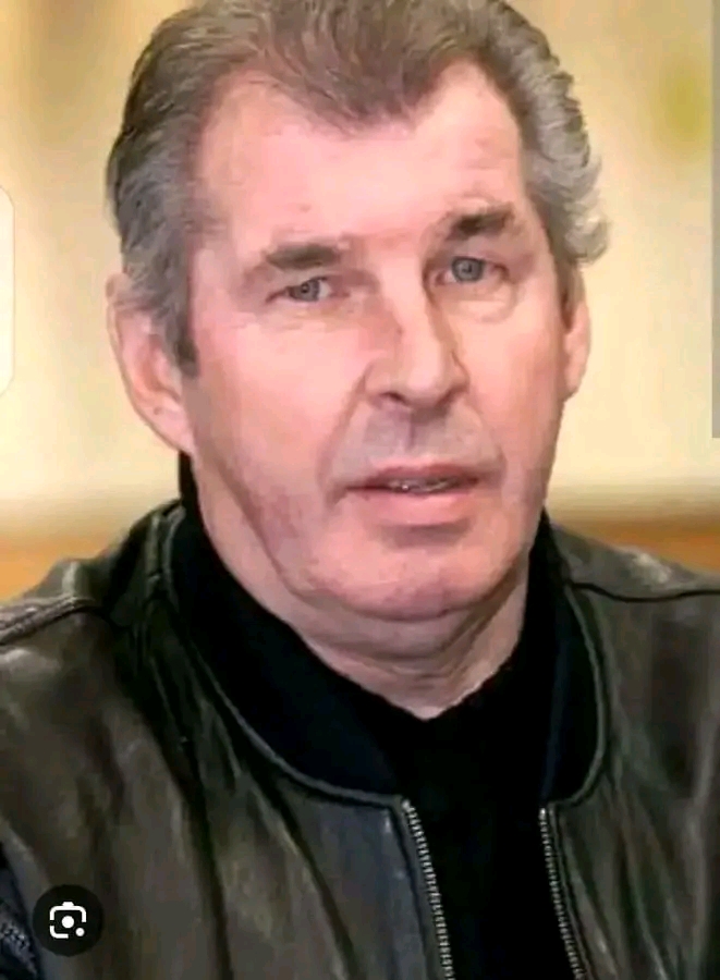 ⚫🟡🕯️ Ganz Fußball-Deutschland steht unter Schock: Nach dem Tod von BVB-Legende Lothar Emmerich versinkt Borussia Dortmund in tiefer Trauer, Fans, Spieler und Verantwortliche rücken enger zusammen, die Gelbe Wand schweigt ergriffen, während der SIGNAL IDUNA PARK zum Ort bewegender Erinnerungen wird und eine schwarz-gelbe Familie gemeinsam Abschied von einem ihrer größten Helden nimmt, dessen Name für immer untrennbar mit der Geschichte des Revierklubs verbunden bleibt.