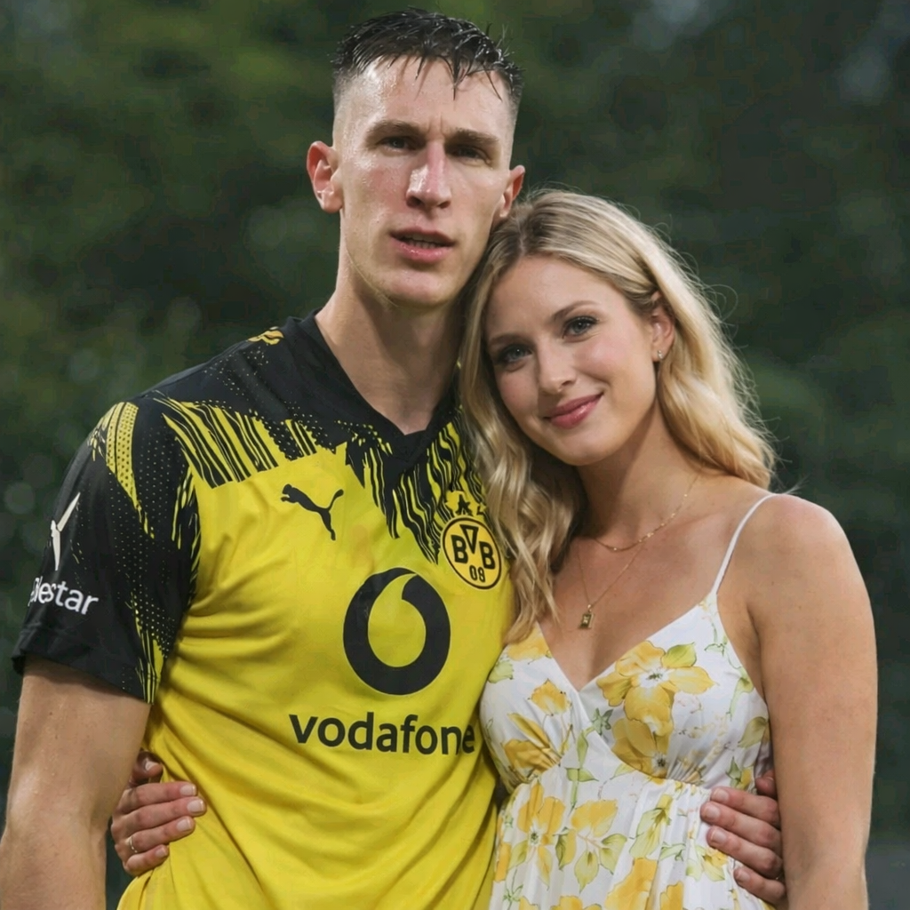 Heute ist nicht einfach nur ein weiterer schöner Tag in der Welt des Fußballs – es ist ein Tag voller Liebe, Freude und Feierlichkeiten. Einer unserer geliebten BVB-Stars hat offiziell ein neues Kapitel seines Lebens begonnen und „Ja“ zu der Frau gesagt, die sein Herz erobert hat. Während die Fans es gewohnt sind, ihn mutig auf dem Spielfeld zu sehen, Tore zu schießen und das Trikot mit Leidenschaft zu verteidigen, feiern wir heute einen anderen Sieg – den Sieg der Liebe.