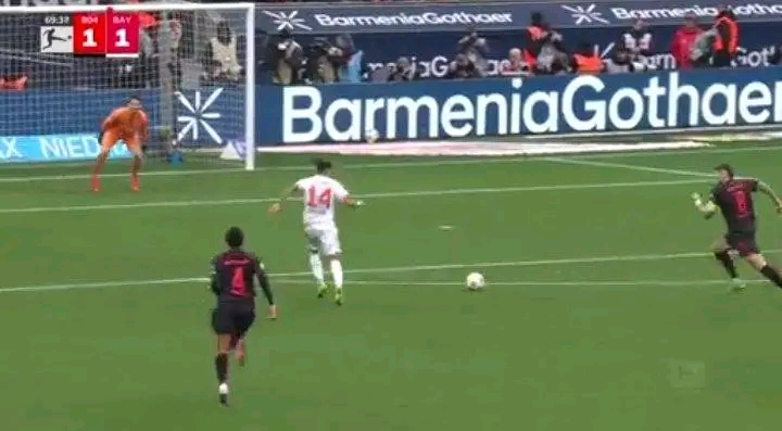 đĽâ˝ Luis DĂaz lässt die Bayern jubeln! Was fĂźr ein elektrisierender Moment im Topspiel gegen Bayer 04 Leverkusen! Nach einem genialen, perfekt getimten Assist von Michael Olise bleibt Luis DĂaz eiskalt und hämmert den Ball zum umjubelten 1:1 ins Netz fĂźr FC Bayern Munich. Die Fans explodieren vor Begeisterung, während Bayerns Offensive wieder einmal ihre Klasse zeigt. Ein magischer Pass, ein tĂśdlicher Abschluss und pure FuĂball-Emotion â dieses Tor bringt neue Energie ins Spiel und verspricht eine dramatische, packende Schlussphase! đ´đĽâ˝