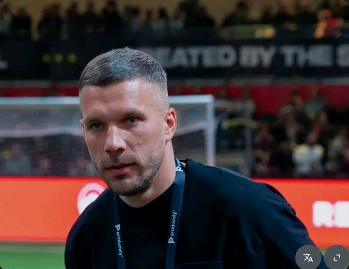 Der 1. FC Köln steht unter Schock. Eine tragische Nachricht hat den gesamten Verein erschüttert und eine Welle der Trauer ausgelöst, die weit über den Fußball hinausgeht. Was als gewöhnlicher Tag begann, verwandelte sich in einen Moment, der Fans, Spieler und Verantwortliche gleichermaßen innehalten ließ. Die emotionale Bindung zwischen Klub und Stadt wurde in diesen schweren Stunden besonders deutlich.