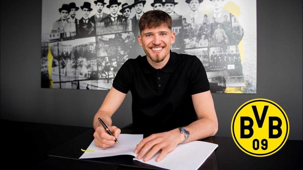 boldly stating, “I am staying forever!” in what is being described as a historic moment for Borussia Dortmund. The Swiss shot-stopper has reportedly agreed to an unprecedented long-term deal that ties his future firmly to the Signal Iduna Park, reinforcing his commitment to the club and its passionate fanbase.