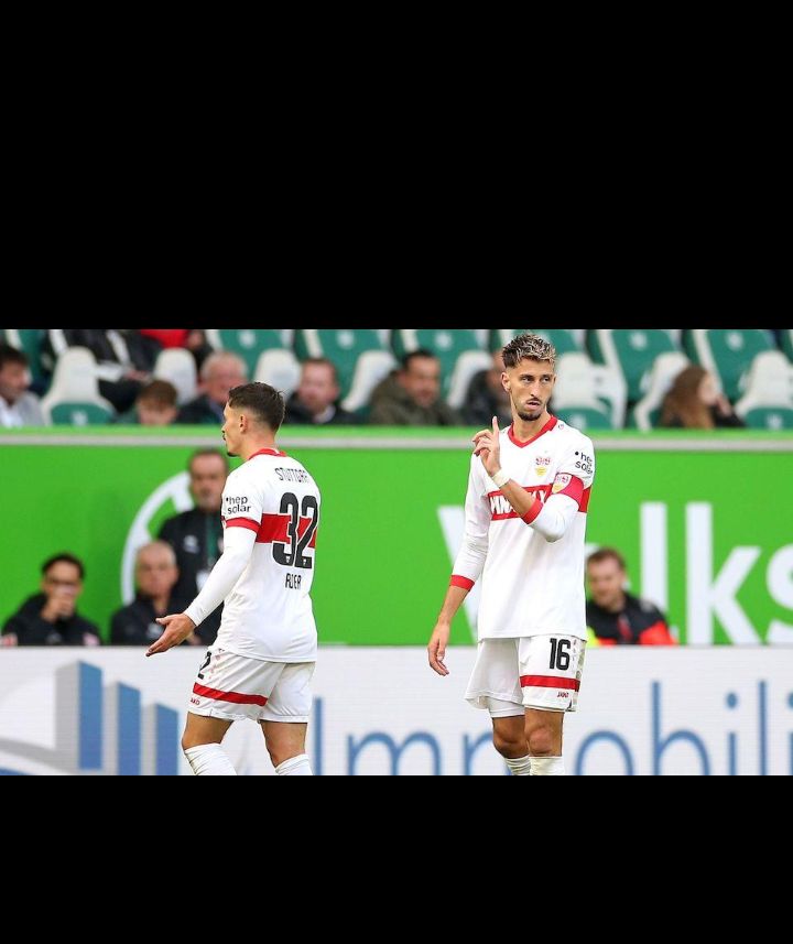 HERZSCHMERZ BEI VfB Stuttgart: Atakan Karazor steht nach einem schwierigen Moment im Mittelpunkt der Aufmerksamkeit, während die Fans geschlossen hinter ihm stehen