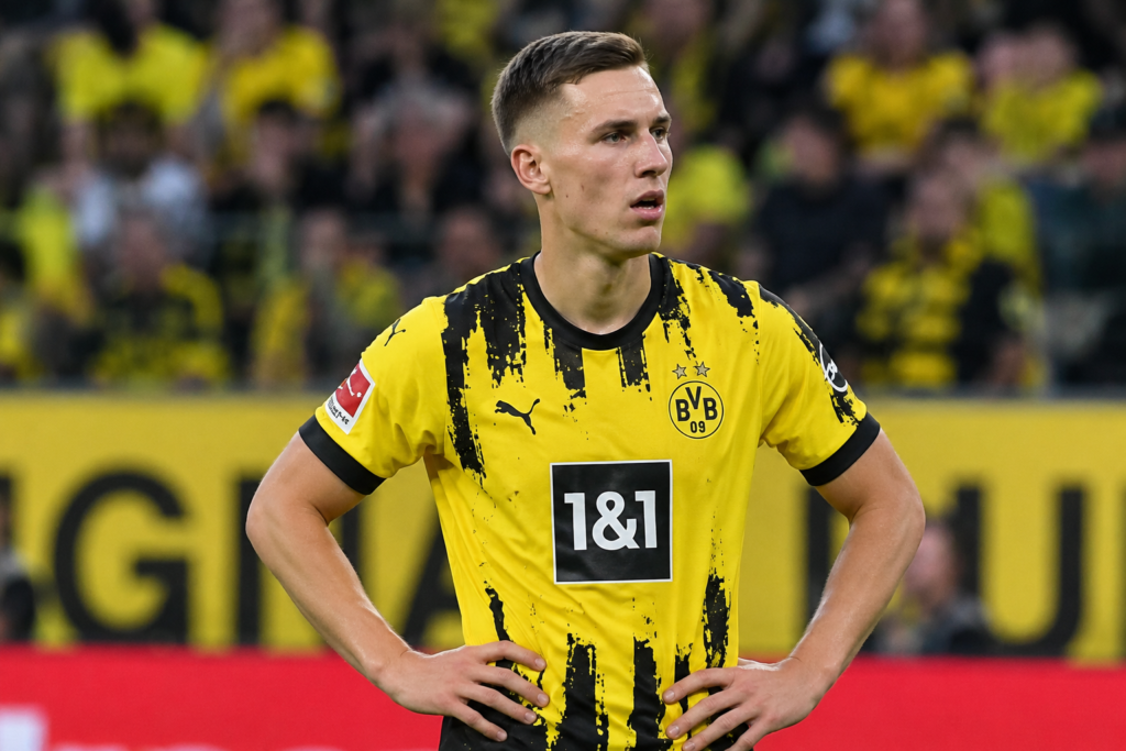 🇩🇪🔥 Transfer-Gerüchte? Nicht mit Nico Schlotterbeck! Der BVB-Abwehrchef hat deutlich gemacht, dass die FIFA-Weltmeisterschaft 2026 für ihn keine Bühne ist, um sich für einen Vereinswechsel zu präsentieren. ⚫🟡 Trotz anhaltender Spekulationen über seine Zukunft und Vertragssituation bleibt der deutsche Nationalspieler voll auf Borussia Dortmund und seine sportlichen Ziele fokussiert. 💪⚽ Mit klaren Worten setzt Schlotterbeck ein starkes Zeichen der Loyalität und sorgt bei den BVB-Fans für neue Hoffnung auf eine langfristige Zukunft in Dortmund. 🏟️❤️🔥