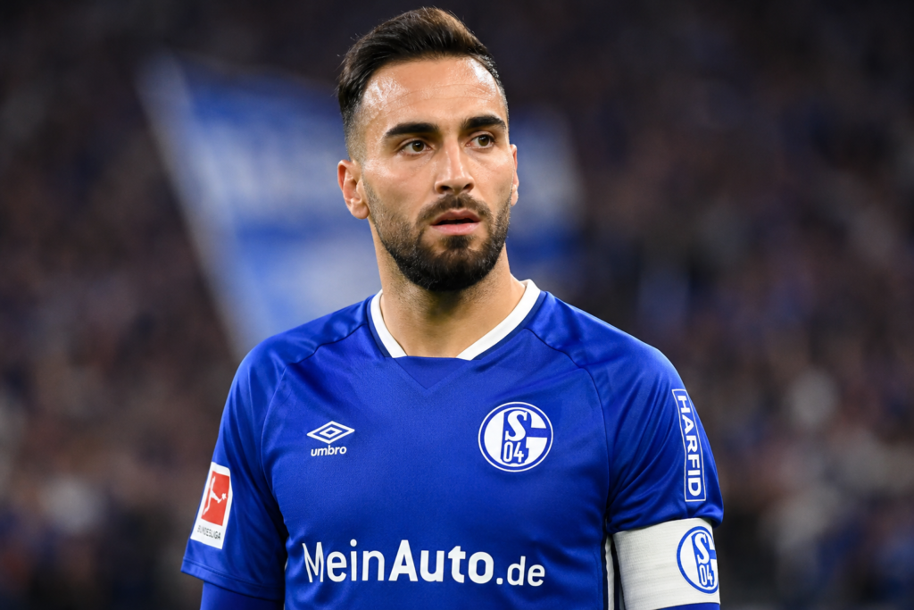 HERZSCHMERZ BEI SCHALKE 04: Kenan Karaman steht nach einem schwierigen Moment im Mittelpunkt der Aufmerksamkeit, während die Fans geschlossen hinter ihm stehen
