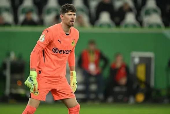 HERZSCHMERZ IN DORTMUND: Torhüter Gregor Kobel steht nach einem schwierigen Moment im Mittelpunkt der Aufmerksamkeit, während die Fans geschlossen hinter ihm stehen