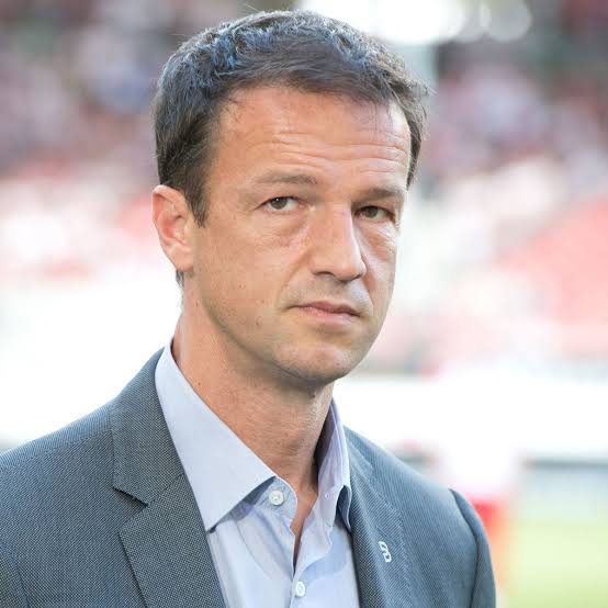 Ein emotionales Comeback beim VfB Stuttgart! Fredi Bobic kehrt offiziell zum Verein zurück und übernimmt eine beratende Rolle im sportlichen Bereich. Die Fans reagieren mit…