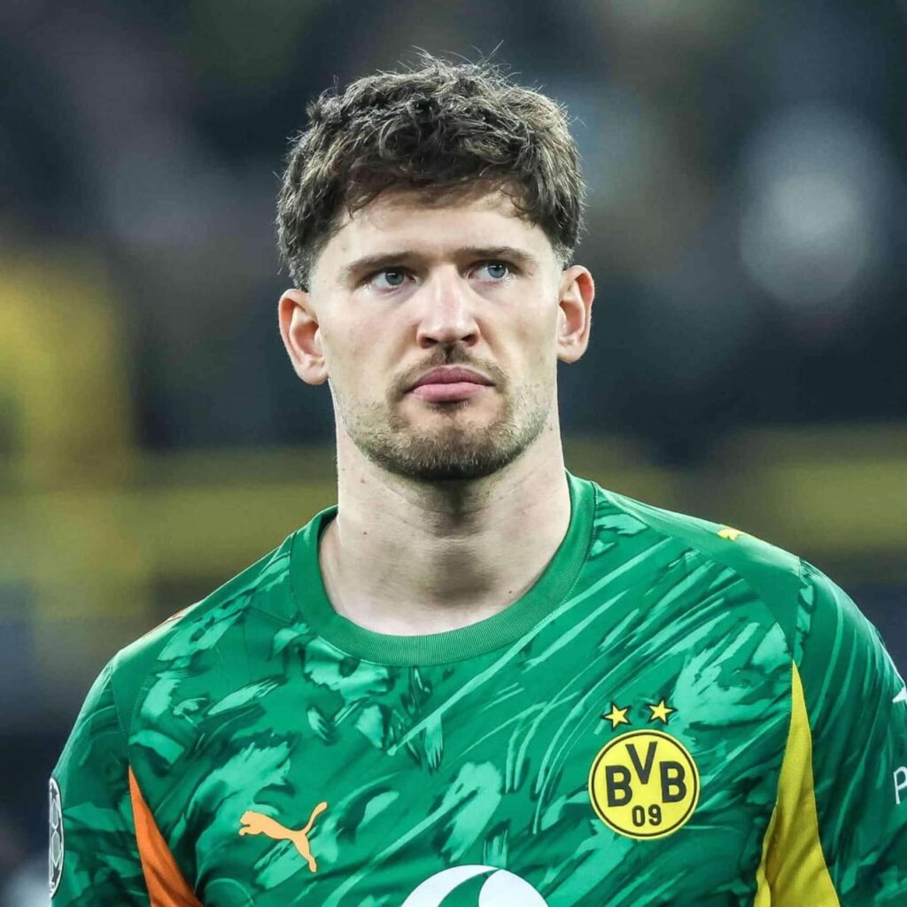 🚨 SCHOCKIEREND: Borussia-Dortmund-Star Gregor Kobel vom Verein suspendiert, nachdem er zu R… gewechselt ist. Mehr anzeigen. 👇👇.