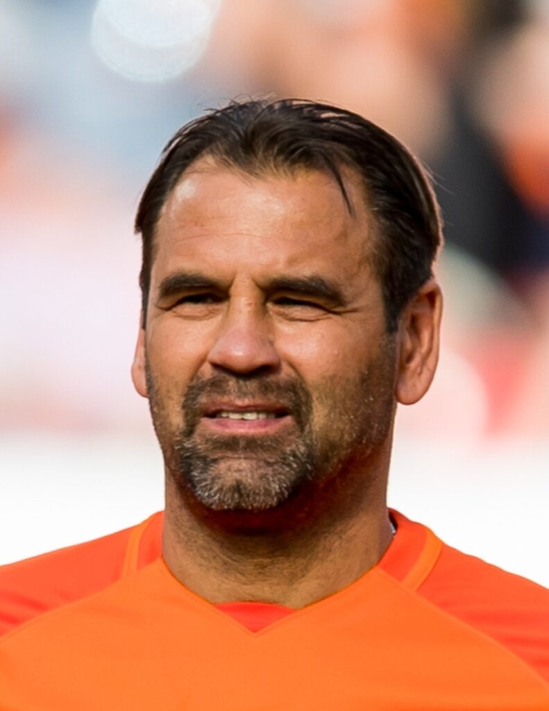 Bayer Leverkusen STEHT VEREINT HINTER Ulf Kirsten In einem emotionalen…