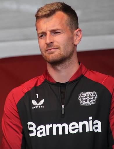 EILMELDUNG: Bayer Leverkusen bestätigt schwere Kopfverletzung von Kapitän Lukas Hradecky